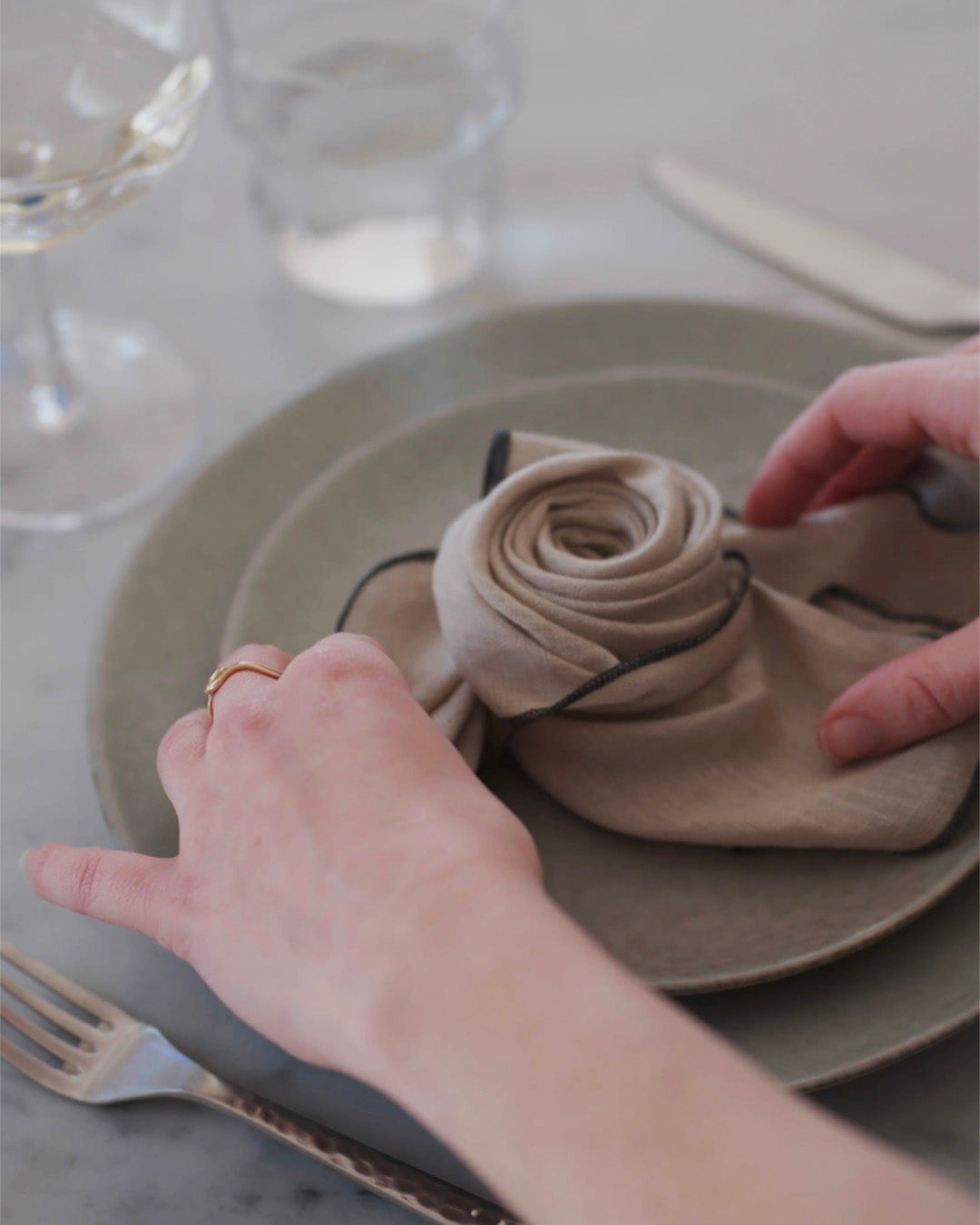 Roseservietter til bordet